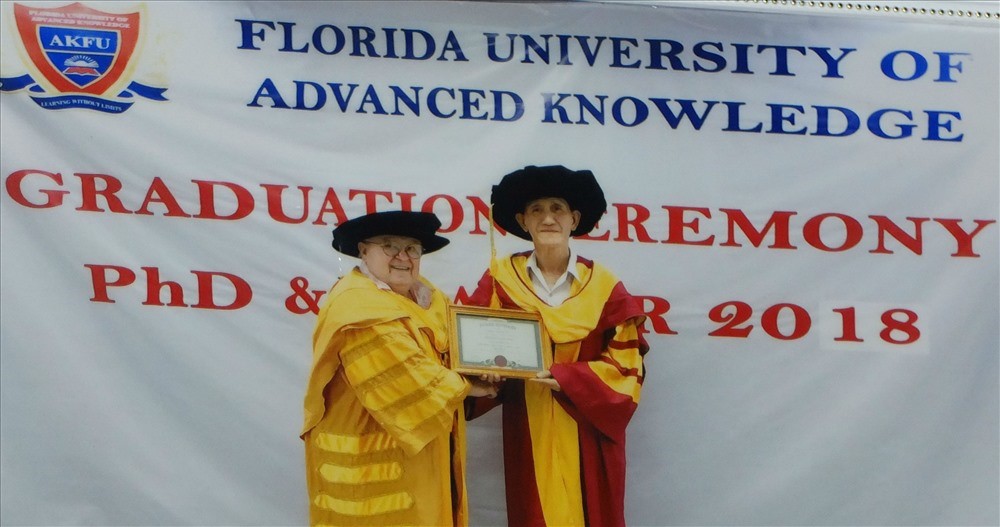 nông dân đầu tiên của Việt Nam được Trường Đại học Florida (Mỹ) cấp bằng Tiến sĩ danh dự về lĩnh vực y học cổ truyền